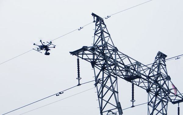 湖南娄底供电：无人机“引线”架电网 安全环保
